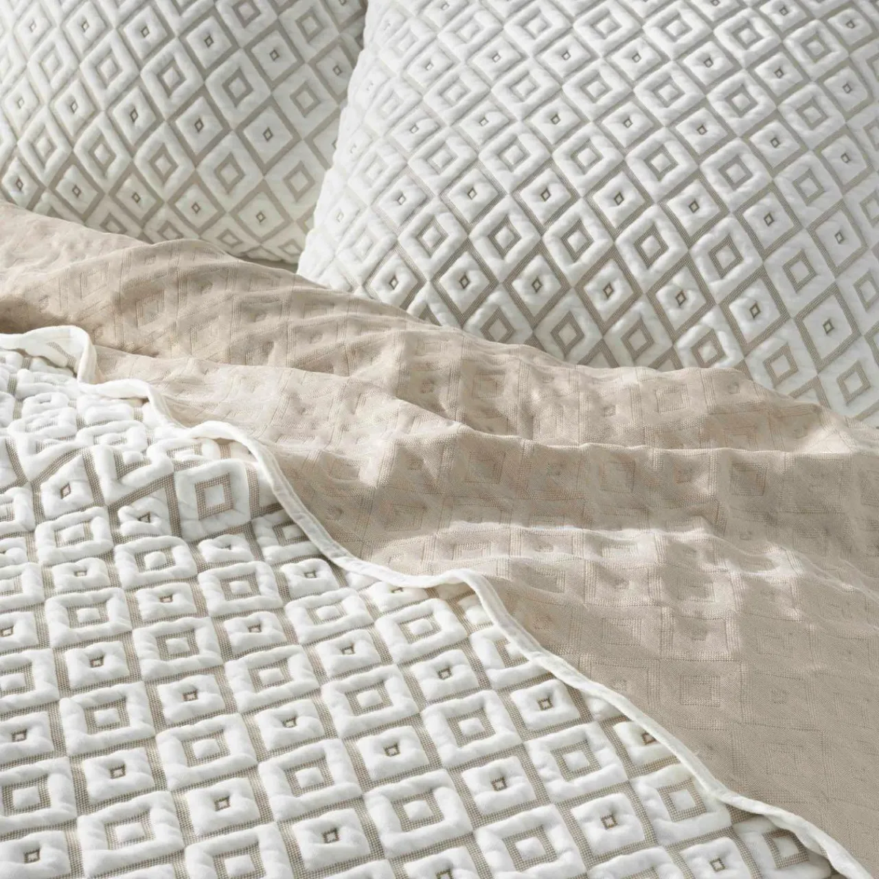 Couvre-Lit Et Édredon|DOUCEUR D'INTERIEUR Couvre-lit et 2 taies d'oreiller (220 x 240 cm) Joana Beige