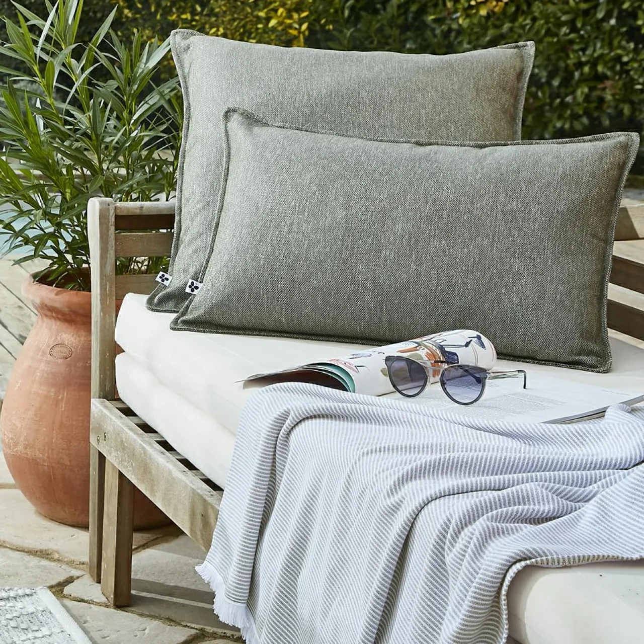 Accessoires Et Coussins|Coussin Déco D'Extérieur|L'effet papillon Housse de coussin extérieur carrée (60 x 60 cm) Naia Vert nénuphar Vert mousse