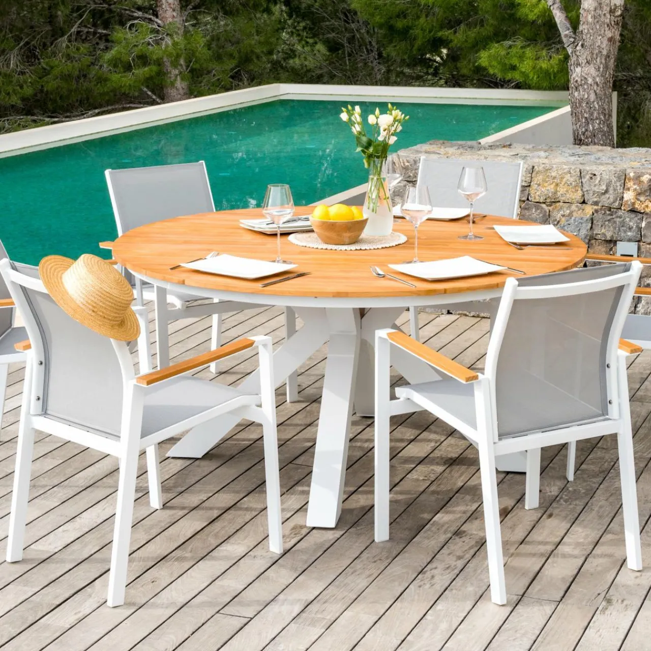 Table De Jardin|Salon De Jardin|MOBELLIA Table de jardin ronde en aluminium et bois teck 8 places (D140 cm) Bali Blanc