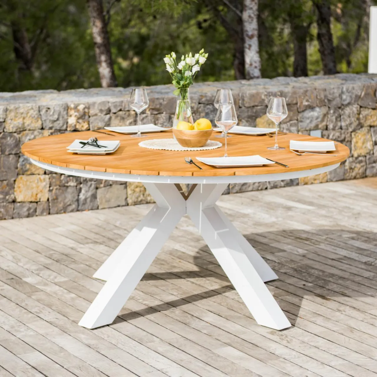 Table De Jardin|Salon De Jardin|MOBELLIA Table de jardin ronde en aluminium et bois teck 8 places (D140 cm) Bali Blanc