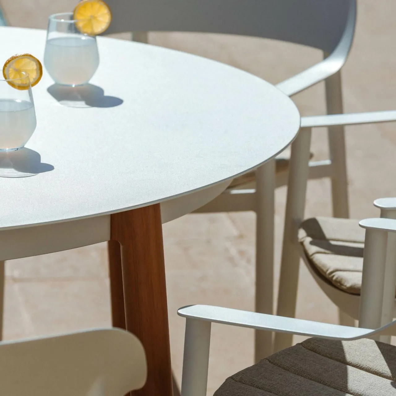 Table De Jardin|Salon De Jardin|MOBELLIA Table de jardin ronde en aluminium 8 places (D149 cm) Monte Carlo Blanc