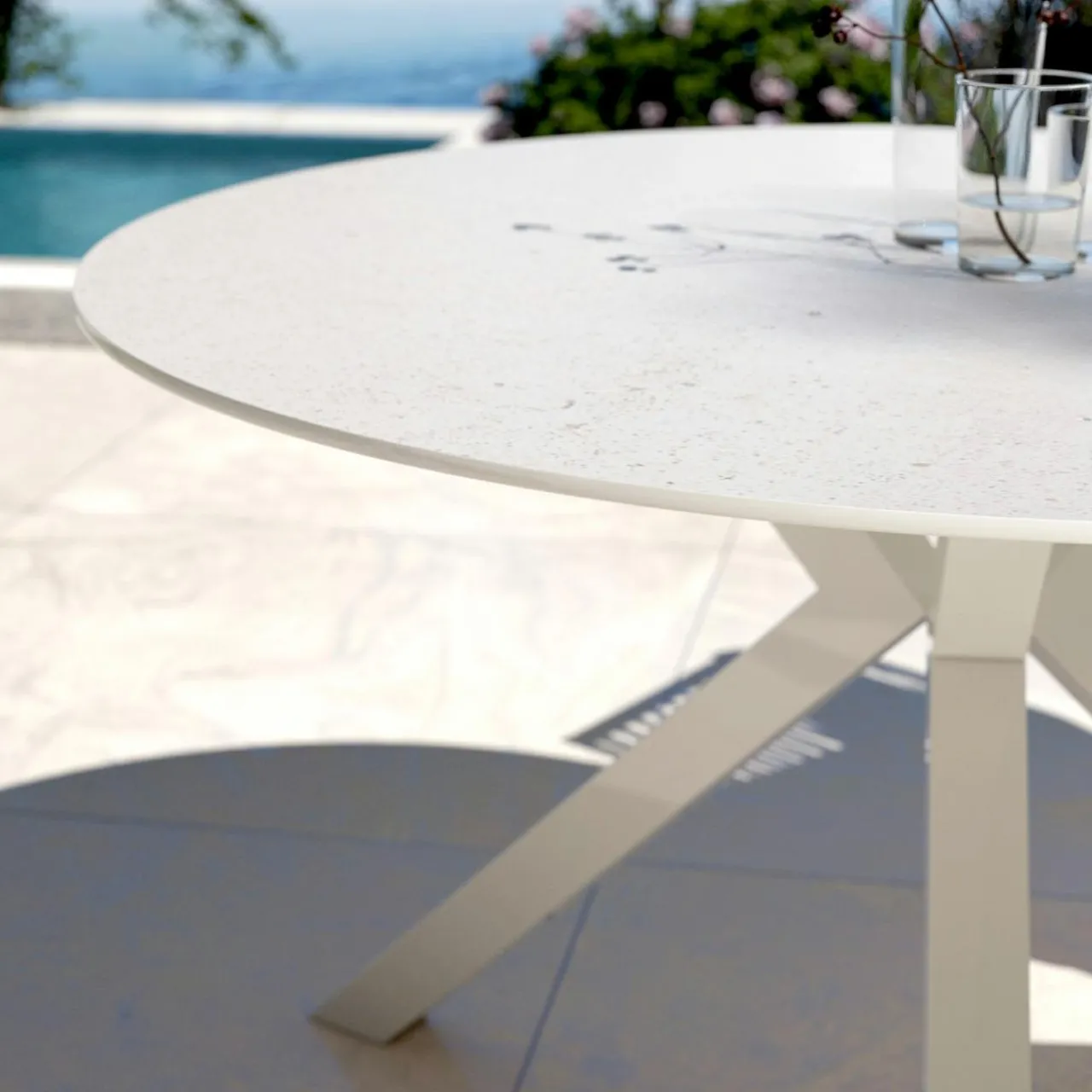 Table De Jardin|Salon De Jardin|MOBELLIA Table de jardin ronde en aluminium et céramique 6 places (D120 cm) Kore Blanc