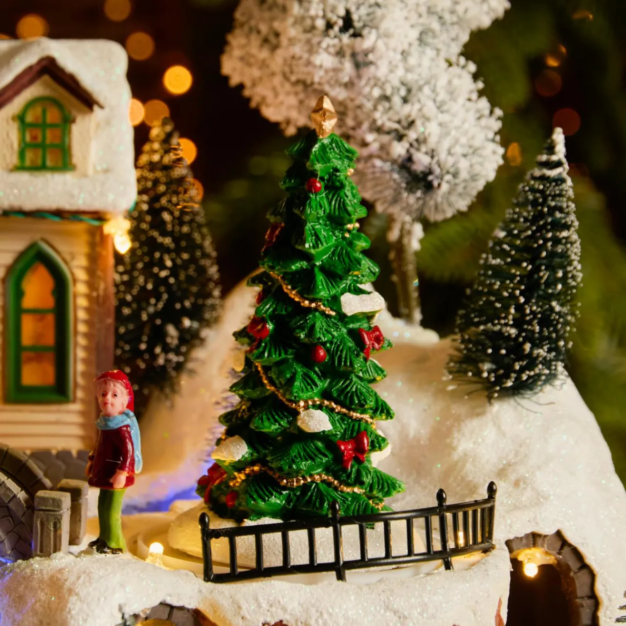 Village De Noël Lumineux|KAEMINGK Village de Noël lumineux, animé et musical (H33 cm) Eglise et chanteurs Multicolore